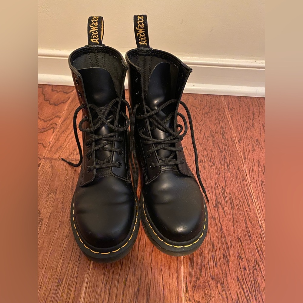 Black Dr.Martens in like-new, perfect condition